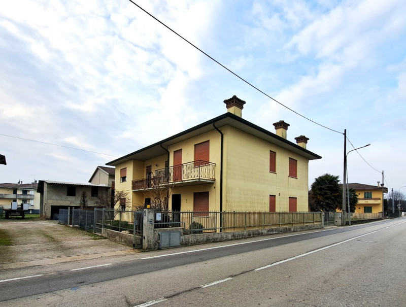 QUINTO VICENTINO, Valproto, interessante opportunità per una/due famiglie, vendesi intera villett...