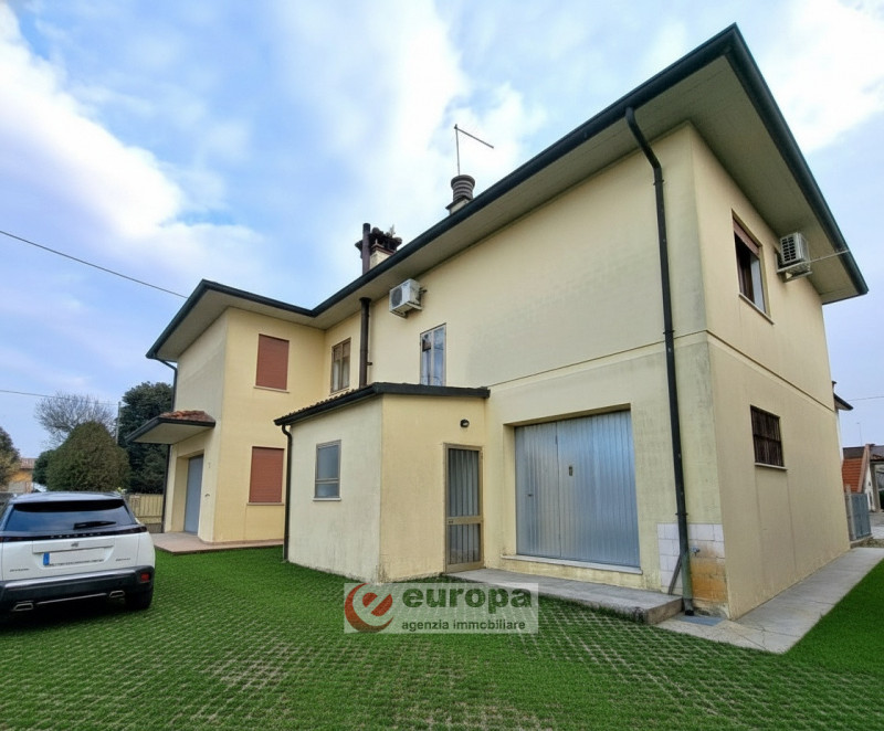 QUINTO VICENTINO, interessante opportunità per una/due famiglie, vendesi intera villetta bifamili...