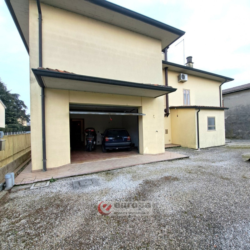 QUINTO VICENTINO, interessante opportunità per una/due famiglie, vendesi intera villetta bifamili...