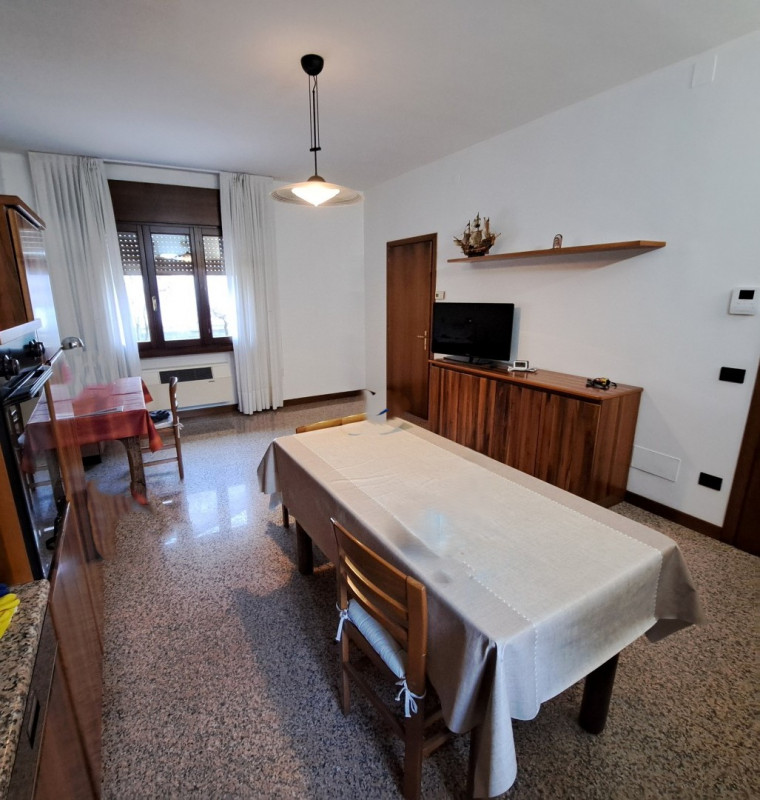 QUINTO VICENTINO, Valproto, interessante opportunità per una/due famiglie, vendesi intera villett...