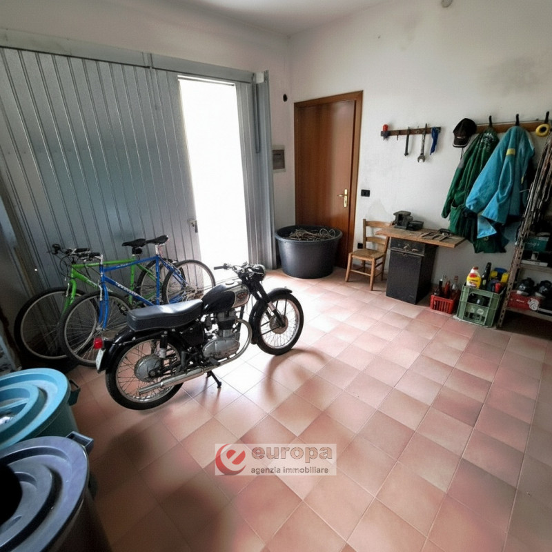 QUINTO VICENTINO, interessante opportunità per una/due famiglie, vendesi intera villetta bifamili...