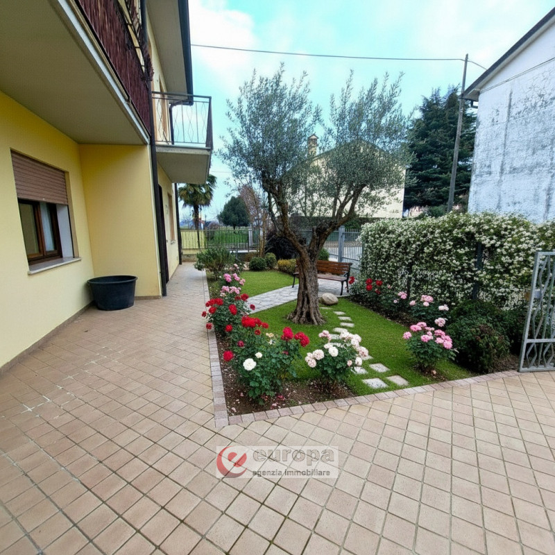 QUINTO VICENTINO, interessante opportunità per una/due famiglie, vendesi intera villetta bifamili...
