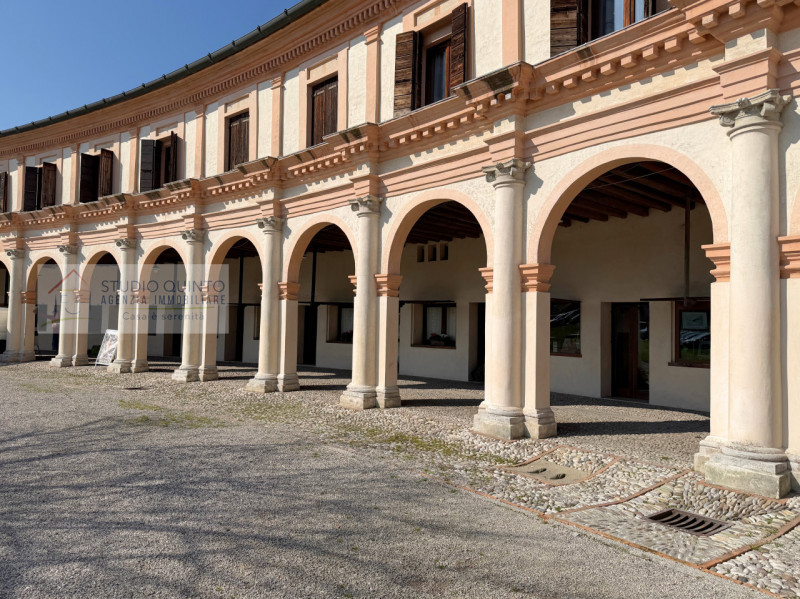 Siamo nel cuore di Badoere e nel 1689 è stata pensata e realizzata la Rotonda di Badoere, che ris...