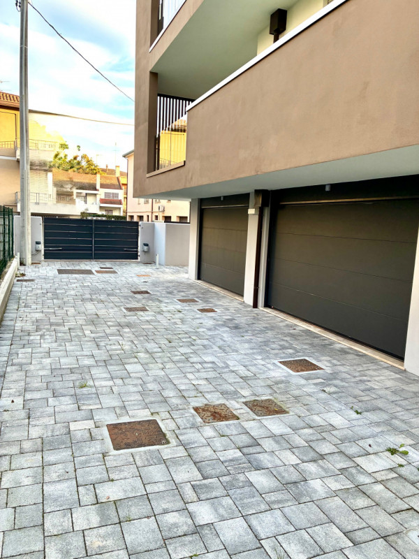 (Per INFO Monica 3482688677) Nel cuore del vivace quartiere Arcella a Padova, proponiamo in vendi...