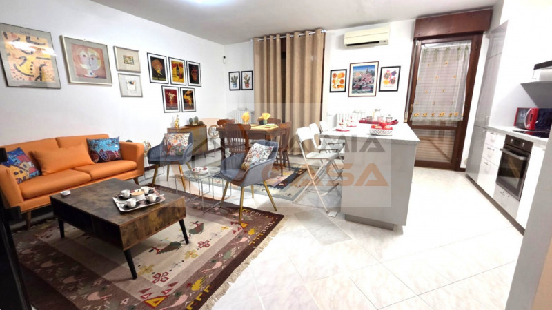 In vendita, nel cuore di Albignasego, proponiamo un elegante appartamento trilocale di 92 mq situ...