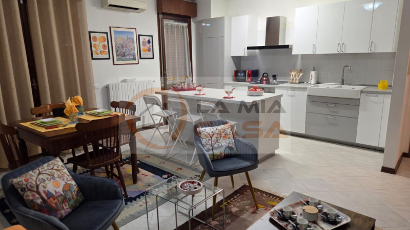 In vendita, nel cuore di Albignasego, proponiamo un elegante appartamento trilocale di 92 mq situ...