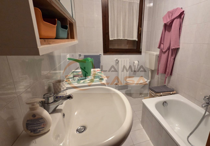 In vendita, nel cuore di Albignasego, proponiamo un elegante appartamento trilocale di 92 mq situ...