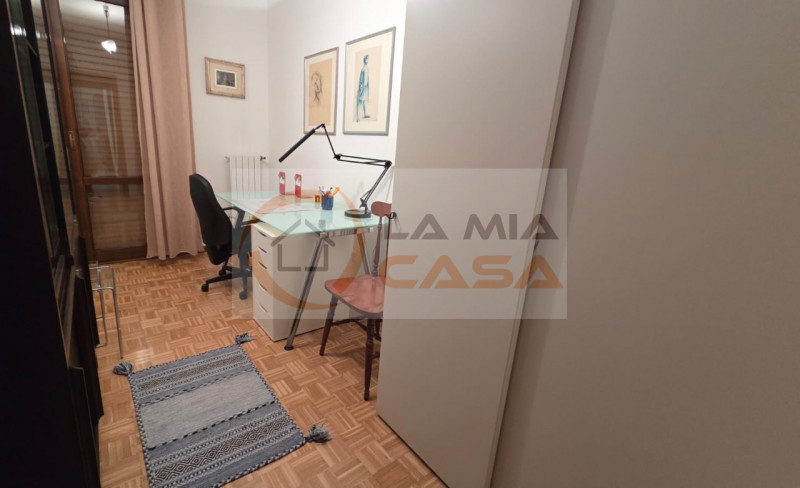 In vendita, nel cuore di Albignasego, proponiamo un elegante appartamento trilocale di 92 mq situ...