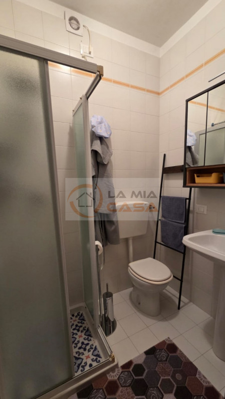 In vendita, nel cuore di Albignasego, proponiamo un elegante appartamento trilocale di 92 mq situ...