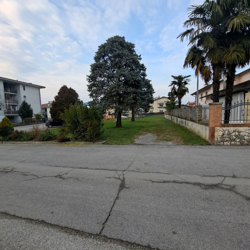 A Valproto di QUINTO VICENTINO (VI) in una gradevole posizione, lontano da rumori, in un contesto...