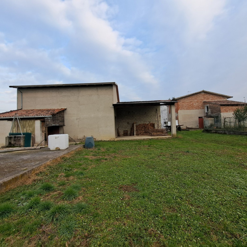 A Valproto di QUINTO VICENTINO (VI) in una gradevole posizione, lontano da rumori, in un contesto...