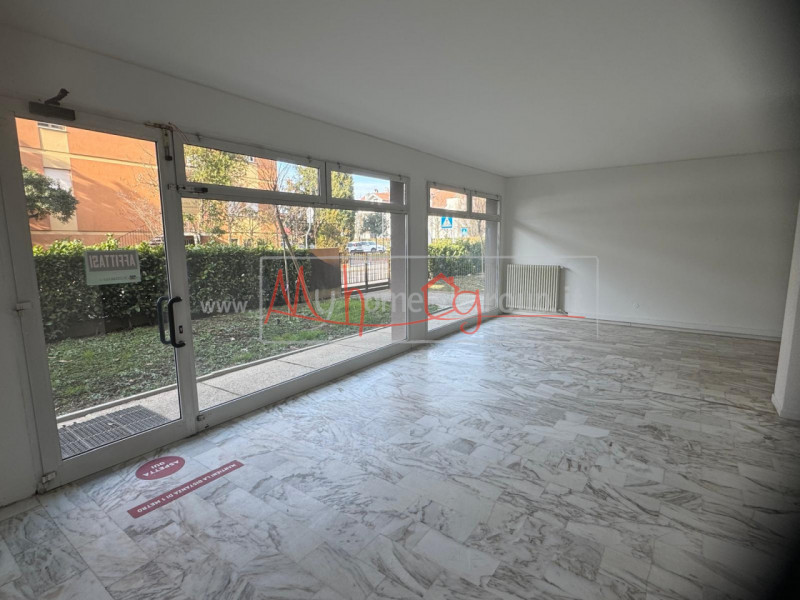 SARMEOLA di Rubano: Negozio al piano terra dagli ampi spazi, suddiviso in diversi locali, complet...