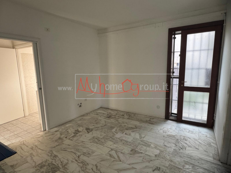 SARMEOLA di Rubano: Negozio al piano terra dagli ampi spazi, suddiviso in diversi locali, complet...