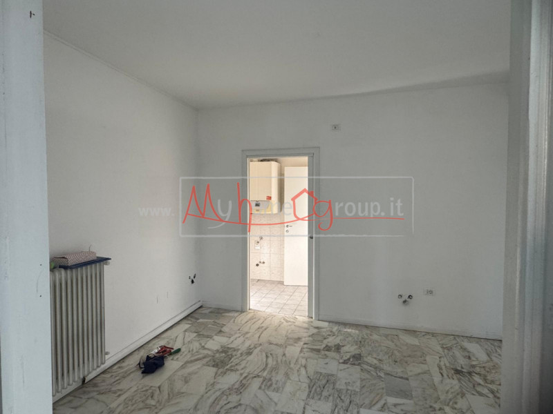 SARMEOLA di Rubano: Negozio al piano terra dagli ampi spazi, suddiviso in diversi locali, complet...