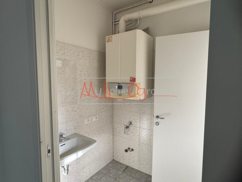 SARMEOLA di Rubano: Negozio al piano terra dagli ampi spazi, suddiviso in diversi locali, complet...