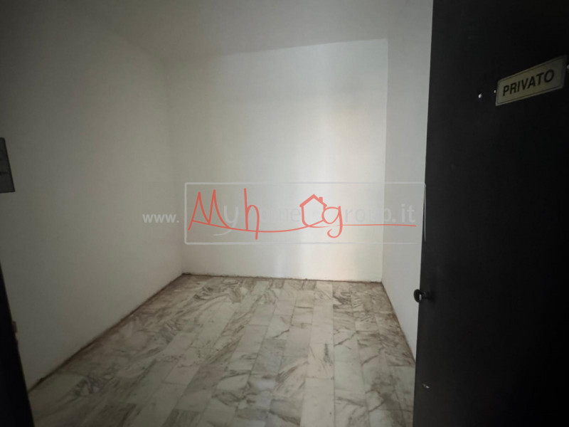 SARMEOLA di Rubano: Negozio al piano terra dagli ampi spazi, suddiviso in diversi locali, complet...