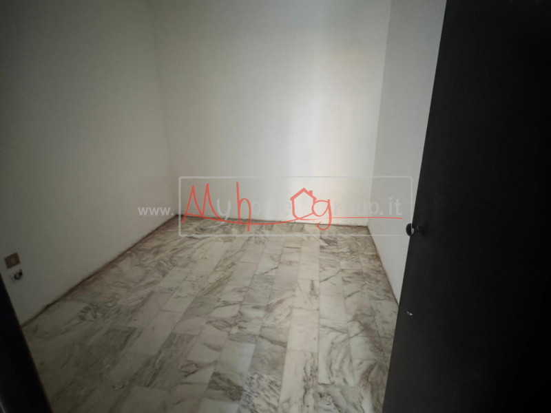 SARMEOLA di Rubano: Negozio al piano terra dagli ampi spazi, suddiviso in diversi locali, complet...