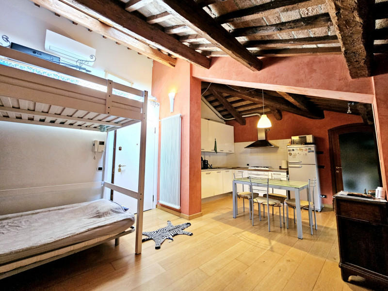 Proponiamo in affitto un accogliente mini appartamento situato nel centro di Este. La soluzione m...