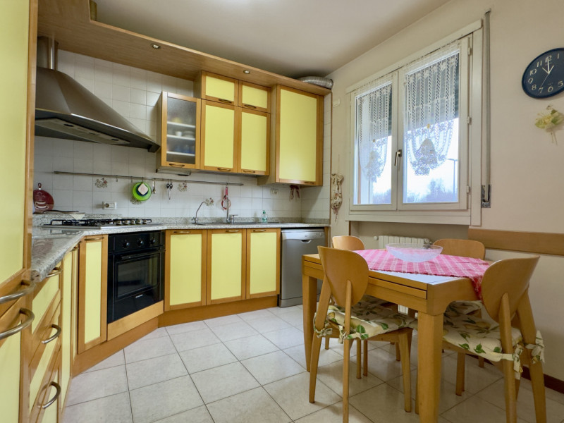 Nel cuore di Caselle di Selvazzano, in via Maria Ausiliatrice, in posizione centralissima e comod...