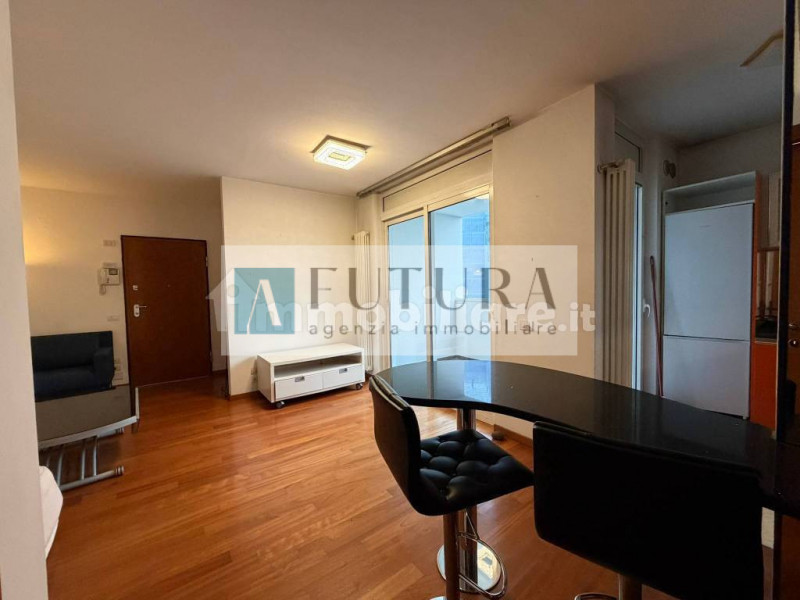 Scopri questo splendido appartamento trilocale situato nel cuore di Vicenza Ovest, all'interno di...