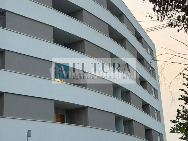 Scopri questo splendido appartamento trilocale situato nel cuore di Vicenza Ovest, all'interno di...