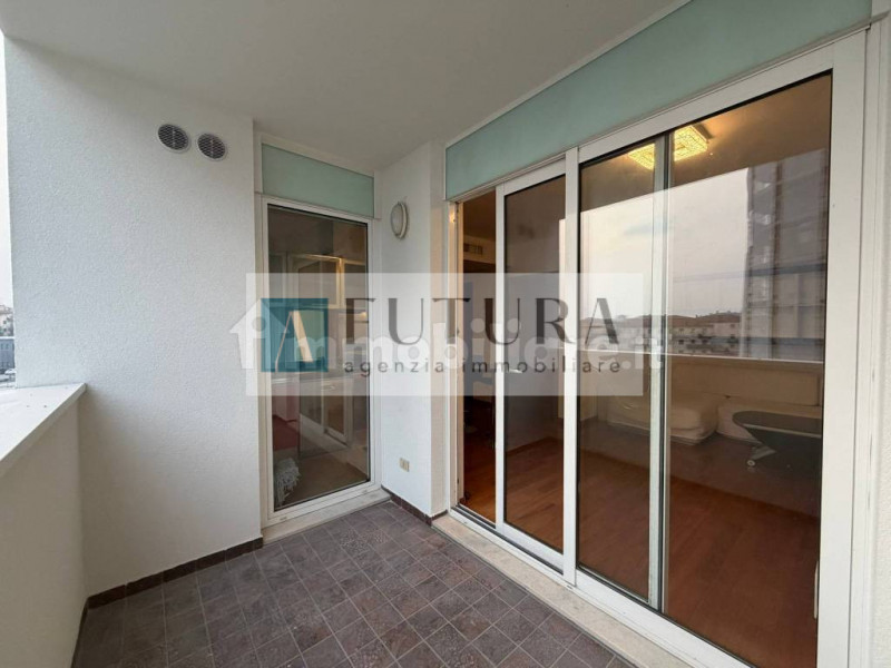 Scopri questo splendido appartamento trilocale situato nel cuore di Vicenza Ovest, all'interno di...