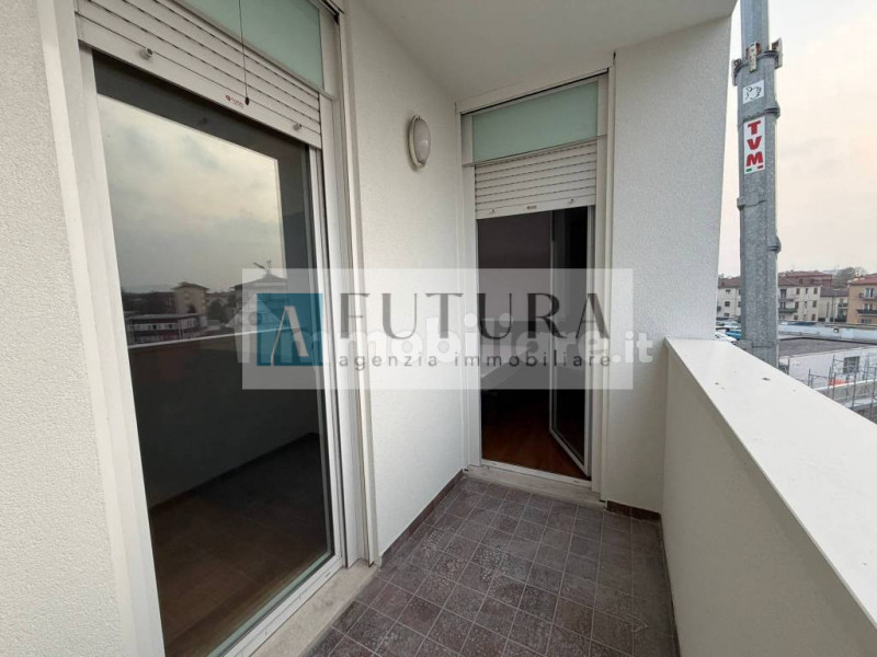 Scopri questo splendido appartamento trilocale situato nel cuore di Vicenza Ovest, all'interno di...