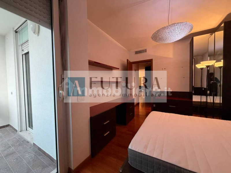 Scopri questo splendido appartamento trilocale situato nel cuore di Vicenza Ovest, all'interno di...