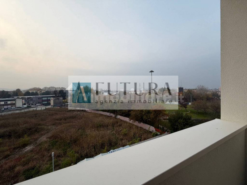 Scopri questo splendido appartamento trilocale situato nel cuore di Vicenza Ovest, all'interno di...