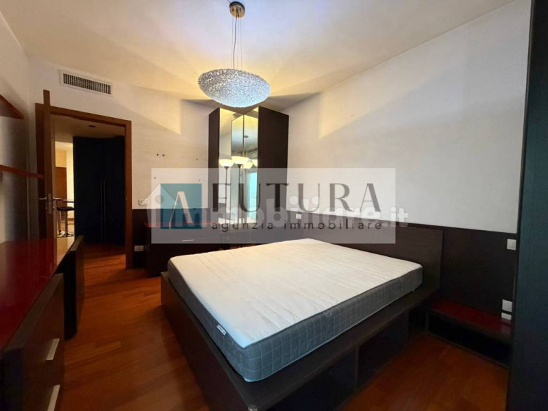 Scopri questo splendido appartamento trilocale situato nel cuore di Vicenza Ovest, all'interno di...