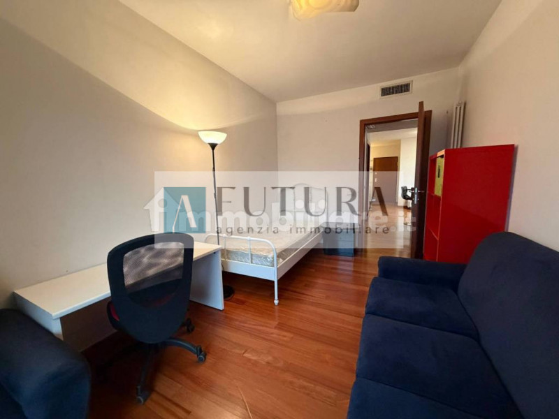 Scopri questo splendido appartamento trilocale situato nel cuore di Vicenza Ovest, all'interno di...