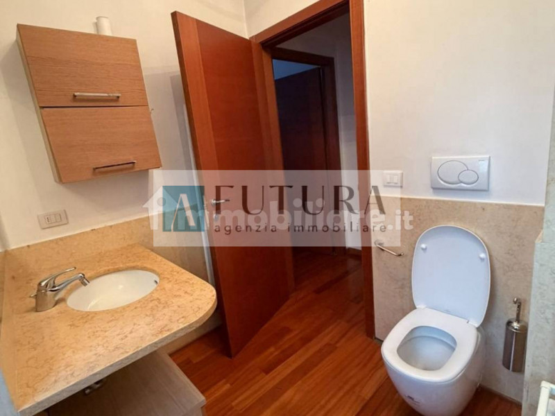 Scopri questo splendido appartamento trilocale situato nel cuore di Vicenza Ovest, all'interno di...