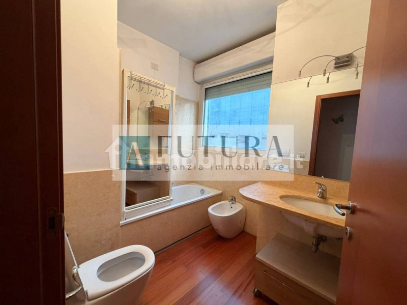 Scopri questo splendido appartamento trilocale situato nel cuore di Vicenza Ovest, all'interno di...