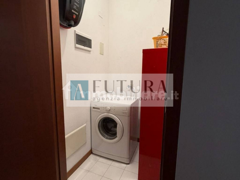 Scopri questo splendido appartamento trilocale situato nel cuore di Vicenza Ovest, all'interno di...