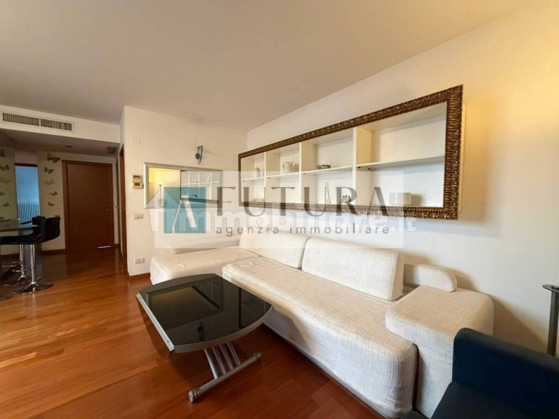 Scopri questo splendido appartamento trilocale situato nel cuore di Vicenza Ovest, all'interno di...