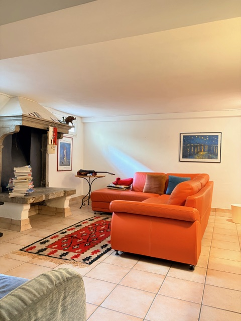 Porzione di casa(cielo-terra)  che per finiture e stile architettonico è un'opportunità rara da t...