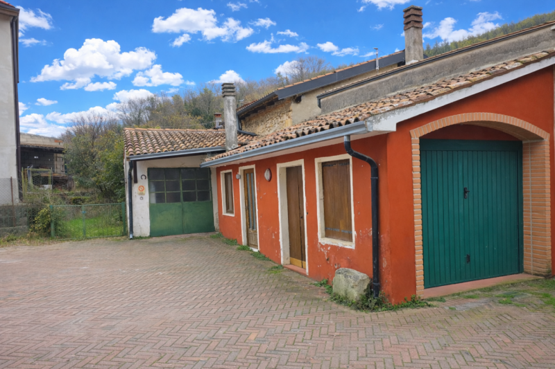Scopri questa incantevole casa di testa situata nel centro storico di Montecchio Maggiore, nella ...