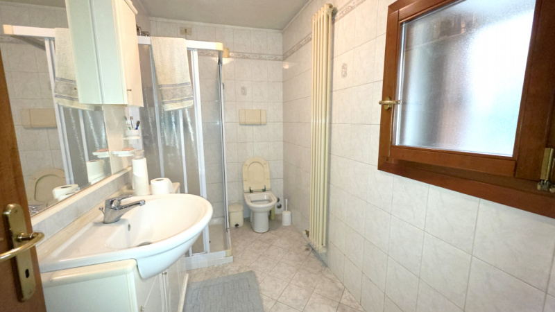 Scopri questa incantevole casa di testa situata nel centro storico di Montecchio Maggiore, nella ...