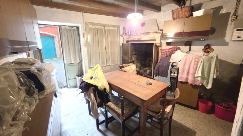 Scopri questa incantevole casa di testa situata nel centro storico di Montecchio Maggiore, nella ...