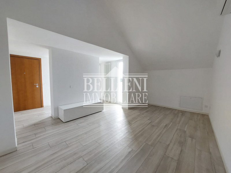 ZONA SAN BORTOLO: In contesto recente e situato in zona residenziale, proponiamo un luminoso atti...