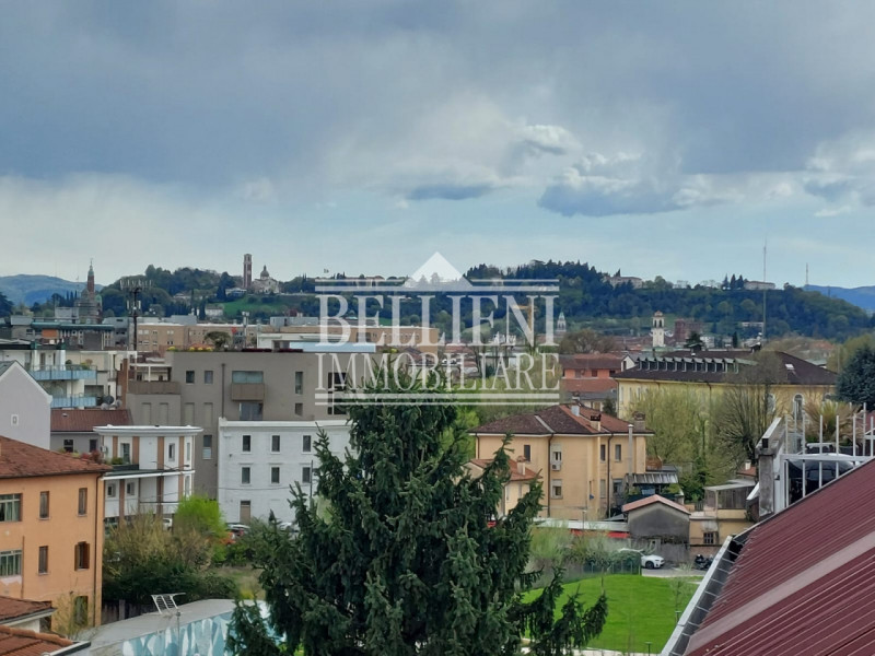 ZONA SAN BORTOLO: In contesto recente e situato in zona residenziale, proponiamo un luminoso atti...