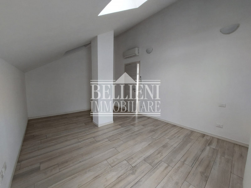 ZONA SAN BORTOLO: In contesto recente e situato in zona residenziale, proponiamo un luminoso atti...