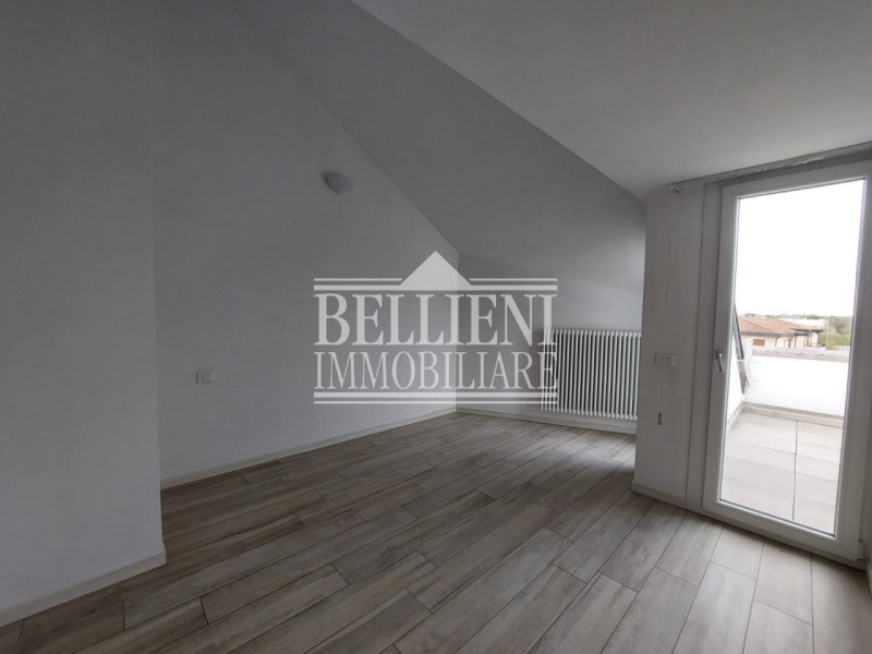 ZONA SAN BORTOLO: In contesto recente e situato in zona residenziale, proponiamo un luminoso atti...