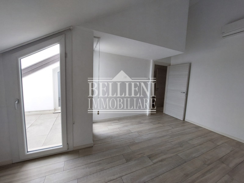 ZONA SAN BORTOLO: In contesto recente e situato in zona residenziale, proponiamo un luminoso atti...