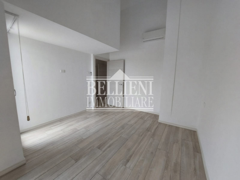 ZONA SAN BORTOLO: In contesto recente e situato in zona residenziale, proponiamo un luminoso atti...