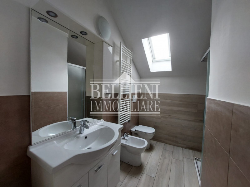 ZONA SAN BORTOLO: In contesto recente e situato in zona residenziale, proponiamo un luminoso atti...