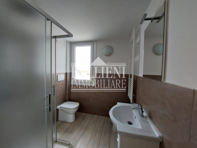 ZONA SAN BORTOLO: In contesto recente e situato in zona residenziale, proponiamo un luminoso atti...