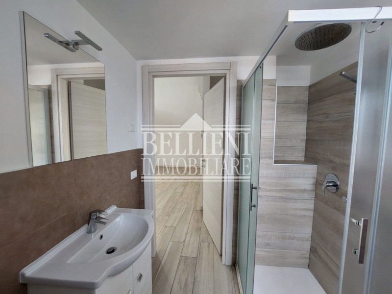 ZONA SAN BORTOLO: In contesto recente e situato in zona residenziale, proponiamo un luminoso atti...