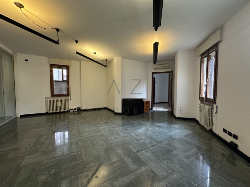 Proponiamo in vendita un ampio ufficio funzionale situato in zona ben servita a Castelfranco Vene...