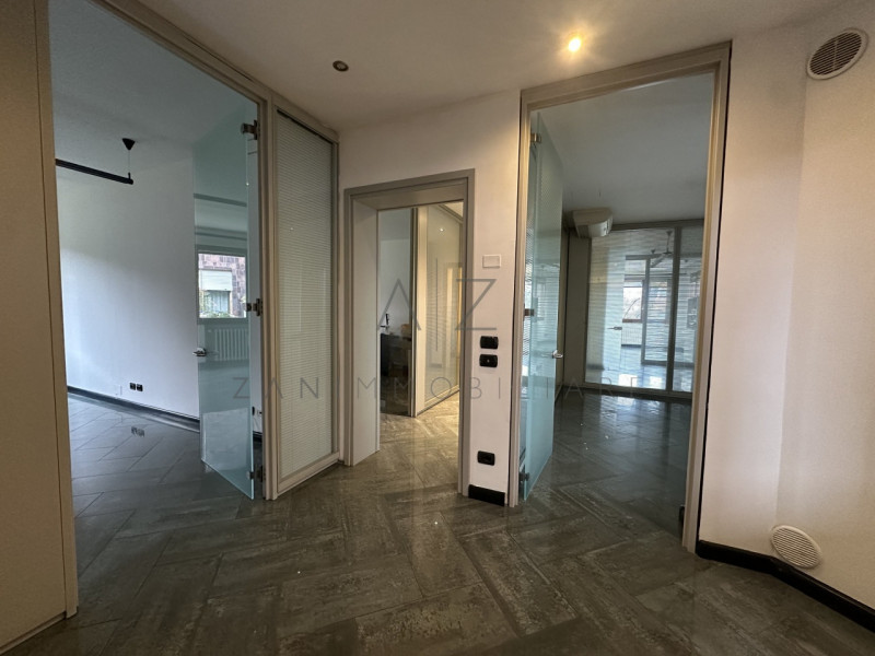 Proponiamo in vendita un ampio ufficio funzionale situato in zona ben servita a Castelfranco Vene...